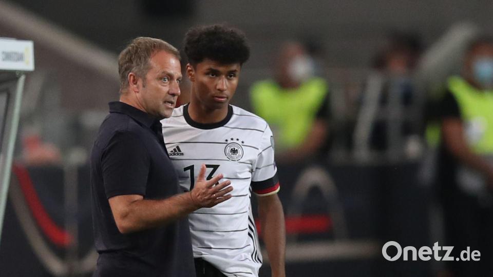 Trainer Hansi Flick (l) arbeitet wieder mit Karim Adeyemi zusammen. (Archivbild) Bild: Tom Weller/dpa