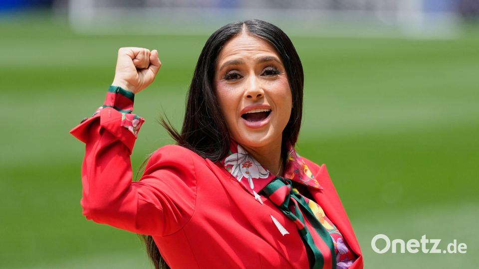 Salma Hayek hat eine neue Rolle als Stief-Großmutter. (Archivbild) Bild: Natacha Pisarenko/AP/dpa