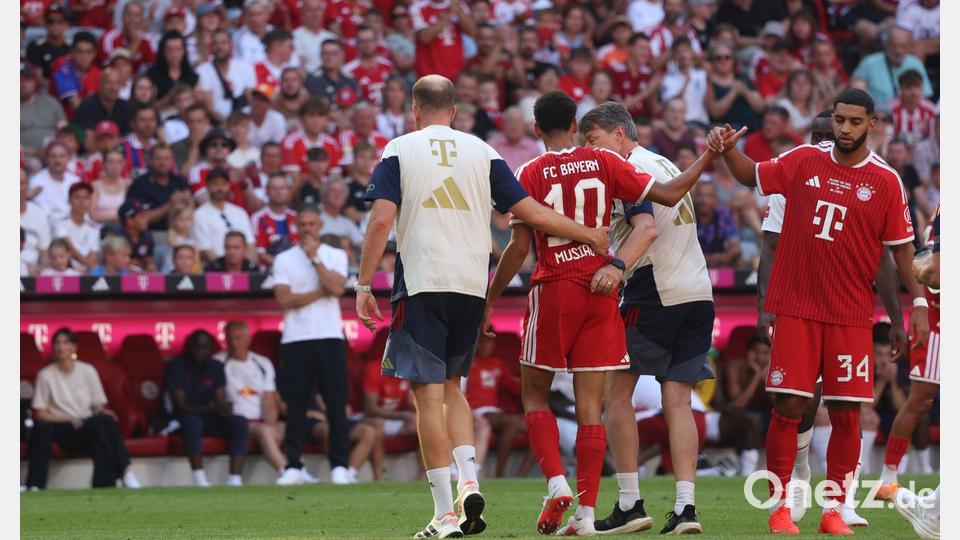 Bayern-Profi Jamal Musiala klatscht nach seiner Auswechslung im Test gegen Leipzig mit Neuzugang Ismael Saibari ab. Bild: Karl-Josef Hildenbrand/dpa