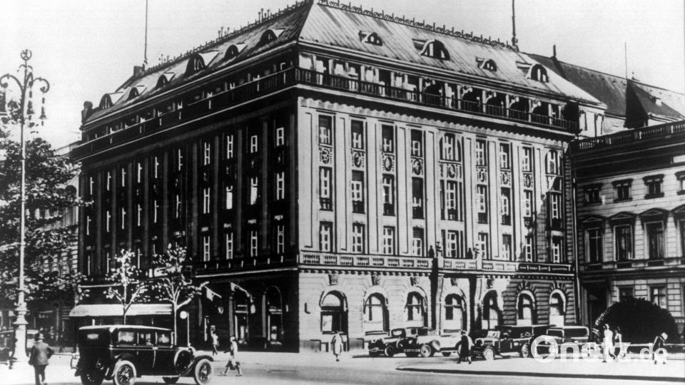 1945 brannte das prunkvolle Gebäude am Pariser Platz weitgehend ab. (Archivbild) Bild: dpa