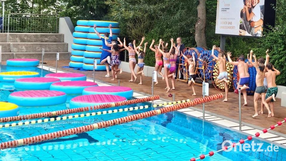 Im Freibad Hockermühlbad Amberg gibt es noch die Sommer-Pool-Party sowie einige schöne Schwimmstunden, bevor es voraussichtlich Mitte September in die Winterpause geht. Bild: Karoline Gajeck-Scheuck