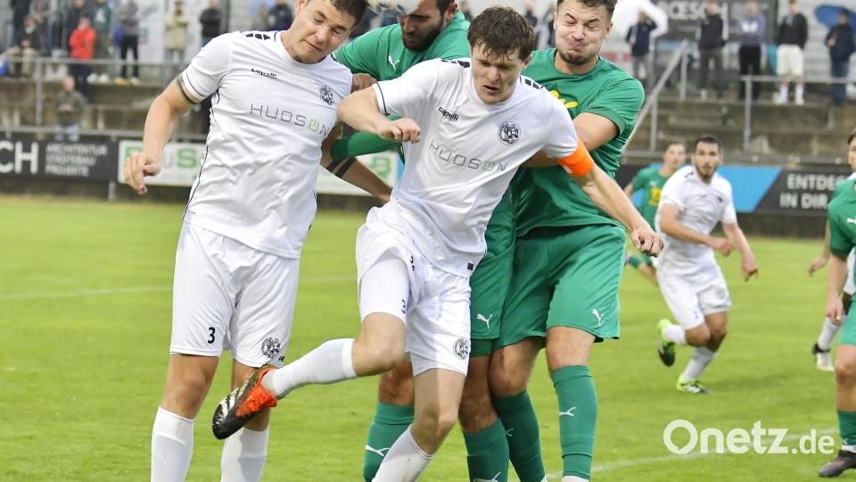 Heftiger Luftkampf im Bamberger Fünfmeterraum zwischen Fabian Vogl (ganz links) und Kapitän Alexander Moratz (3.v.l.) von der DJK Gebenbach mit zwei Bambergern.
DJK Gebenbach - DJK Don Bosco Bamberg Bild: Hubert Ziegler