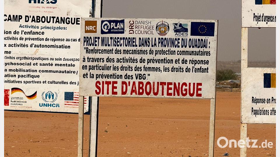 Auf dem Gelände eines Lagers für Flüchtlinge aus dem Sudan im Osten des Tschads stehen die Logos von Hilfsorganisationen, die dort im Einsatz sind. (Archivbild) Bild: Eva Krafczyk/dpa