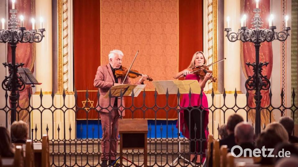 Der Geiger Jaroslav Svěcený und die Bratschistin Jitka Hosprová spielen beim Kathedralenfest in Eger. Bild: Martin Juha