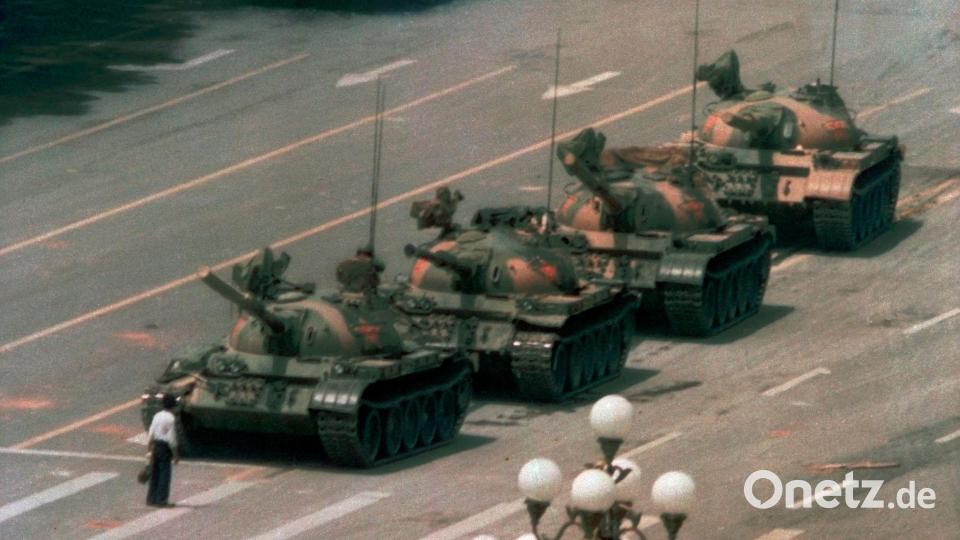Ein chinesischer Mann stellt sich auf dem Changan Blvd. am Tiananmen, dem Platz des Himmlischen Friedens, einem Konvoi von Panzern entgegen. 2026 feiert die Fotografie in vielen Ländern ihr 200-jähriges Jubiläum. Die Aufnahme gehört heute zu den bekanntesten Bildern der Fotogeschichte. Bild: Jeff Widener/AP/dpa