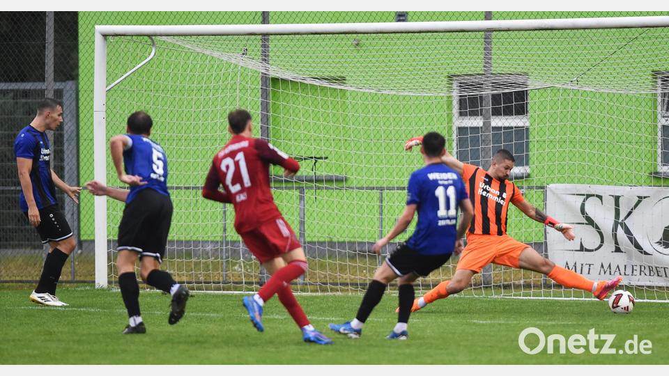 Der Kornburger Dominik Healy erzielt das 0:3. Bild: Gerhard Büttner