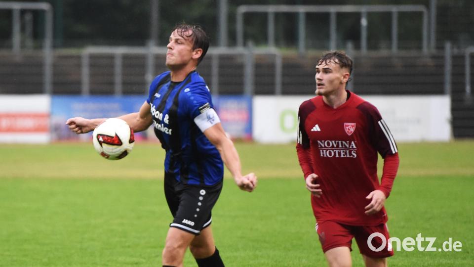 links: Felix Behnke (SpVgg Weiden)
rechts: Dominik Healy (TSV Kornberg) Bild: Gerhard Büttner