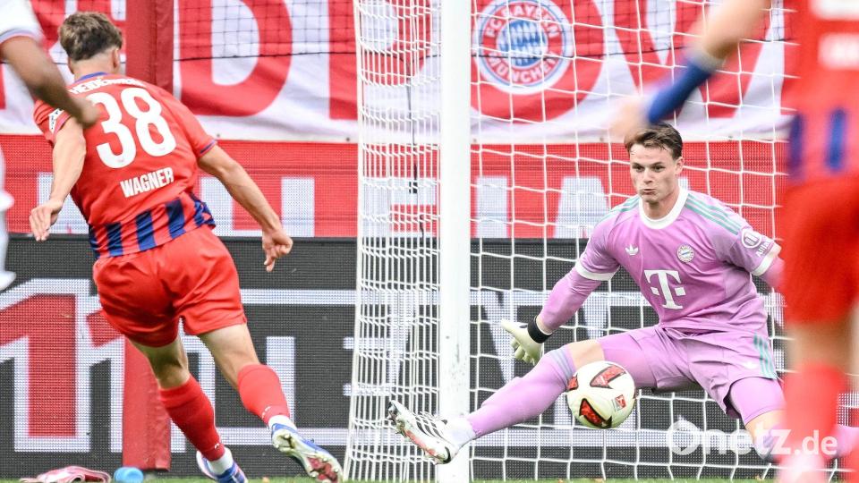 Früh bezwungen: Bayern-Keeper Jonas Urbig (r.). Bild: Harry Langer/Defodi/dpa