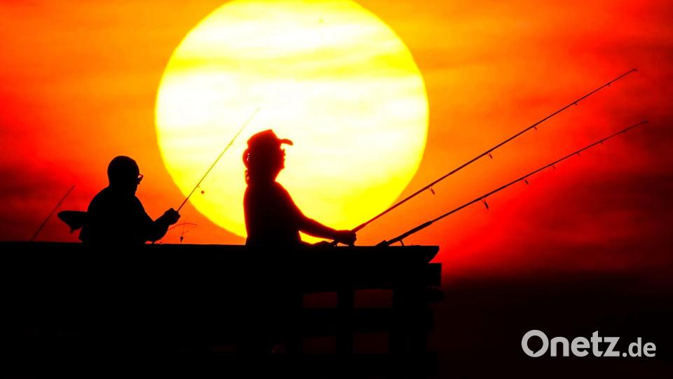 Anglerglück im Sonnenuntergang Bild: Richard Ellis/ZUMA Press Wire/dpa