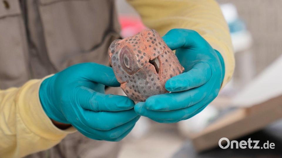 Bei den Ausgrabungen wurde ein Schlangenkopf aus Keramik gefunden. Bild: Martin Mejia/AP/dpa
