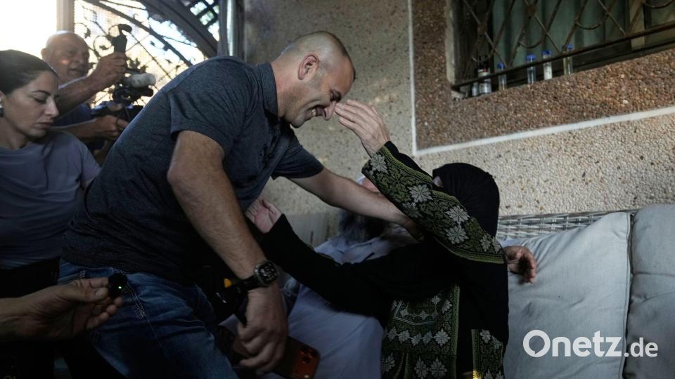 Ein in Ohio lebender palästinensisch-amerikanischer Besitzer eines der blockierten Häuser in Kusra begrüßt bei seiner Rückkehr aus den USA seine Mutter. (Archivbild) Bild: Majdi Mohammed/AP/dpa
