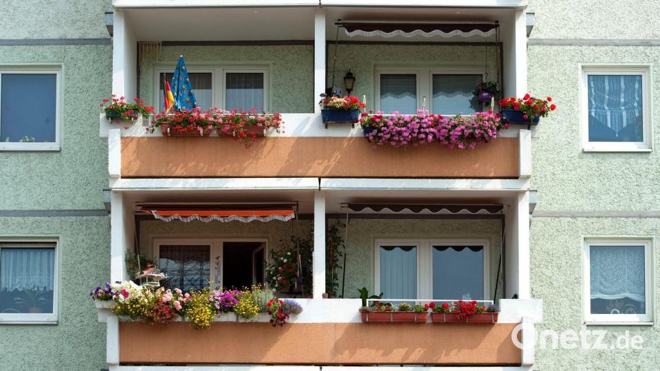 Auf solch einem Balkon könnte Kristinas Freundeskreis in Gerti Tetzners Roman „Gegen Wind“ beieinander gesessen haben. (Symbolbild) Bild: picture alliance / ZB