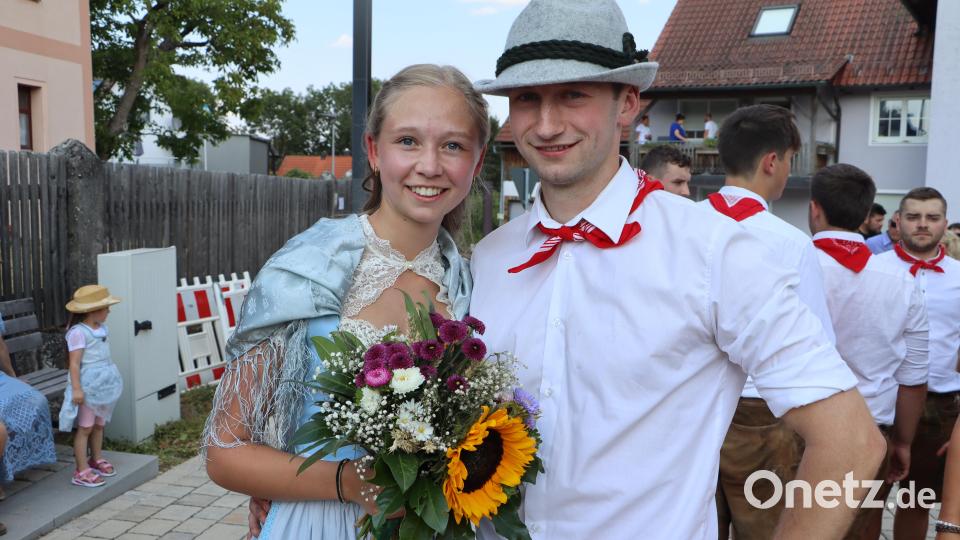 Die Schweißtropfen waren schnell vergessen: Das Oberkirwapaar 2026 in Kürmreuth-Hannesreuth heißt Tina Wittmann und Mirco Brunner. Bild: Rudi Gruber