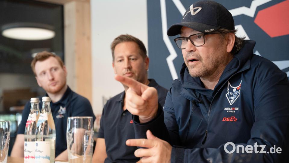 Saisoneröffnungs-Pressekonferenz bei den Blue Devils Weiden: Stephan Seeger jr. (von links), Moderator Daniel Sommer und Trainer Dave Matsos. Bild: Gabi Schönberger