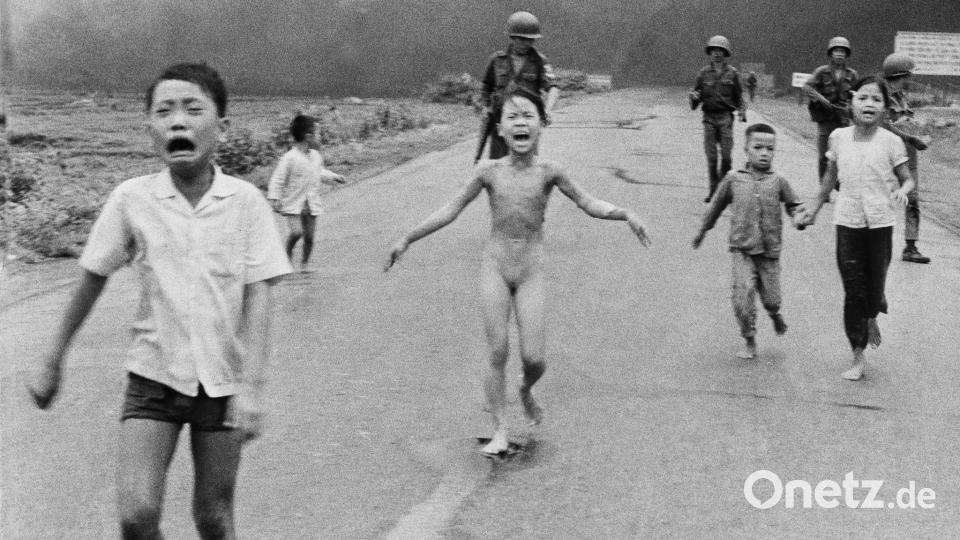 Die neunjährige Kim Phuc Phan Thi (M) flieht nackt mit ihren Brüdern und Cousins vor einem Napalm-Angriff. Als „Napalm-Girl“ ist die Vietnamesin auf dem Kriegsfoto von 1972 bekanntgeworden. 2026 feiert die Fotografie in vielen Ländern ihr 200-jähriges Jubiläum. Die Aufnahme gehört heute zu den bekanntesten Bildern der Fotogeschichte. Bild: Nick Ut/AP/dpa