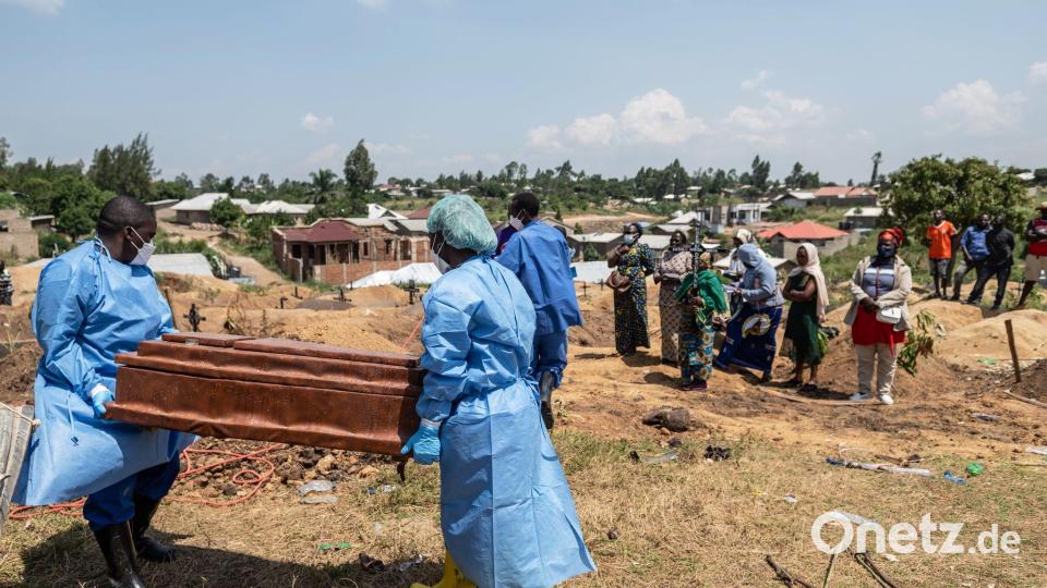 Verstorbene Ebola-Patienten sind hochansteckend und müssen unter besonderen Sicherheitsvorkehrungen beigesetzt werden. (Archivbild) Bild: Moses Sawasawa/AP/dpa