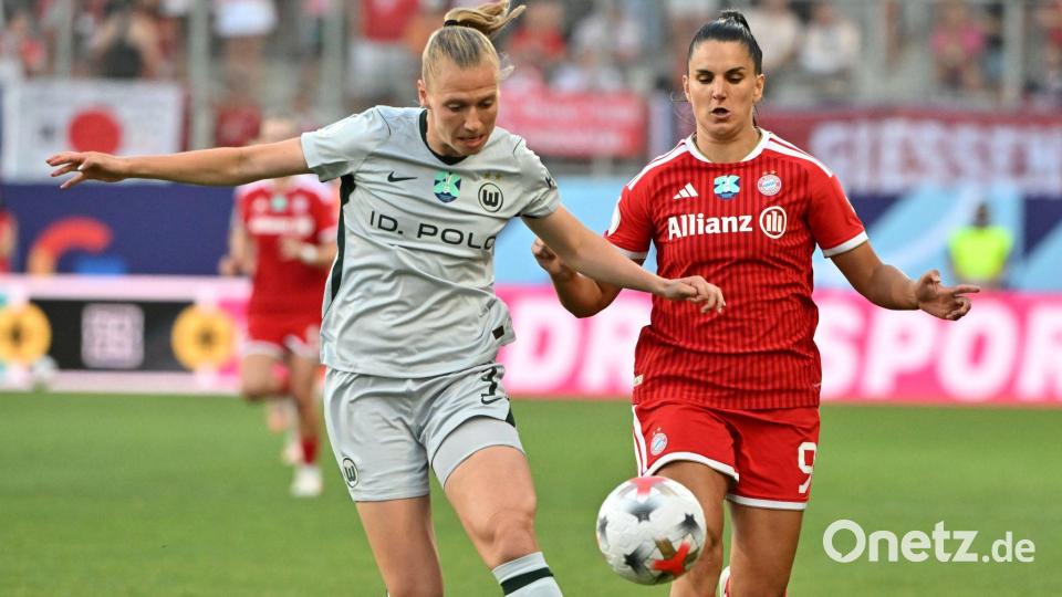 Der Ball rollt wieder: Gibt es auch ein Titelduell zwischen Bayerns Jovana Damnjanovic (r) mit Lieske Carleer vom VfL Wolfsburg? Bild: Peter Kneffel/dpa
