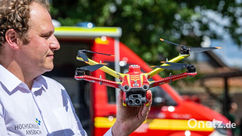 Projektleiter Stefan Geißelsöder von der Hochschule Ansbach führt eine Drohne vor, die frühzeitig Waldbrände erkennen soll. Bild: Armin Weigel/dpa