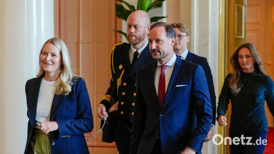 Bei öffentlichen Terminen sah man Mette-Marit (links) im Frühjahr manchmal mit Sauerstoffgerät. Die Kronprinzessin leidet an einer schweren Lungenkrankheit. (Archivbild) Bild: Lise Åserud/NTB Pool/dpa
