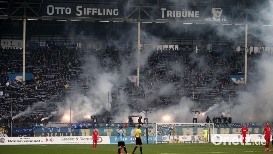 Auch die Waldhof-Anhänger sorgen für eine aufgeheizte Atmosphäre. Bild: Michael Deines/dpa