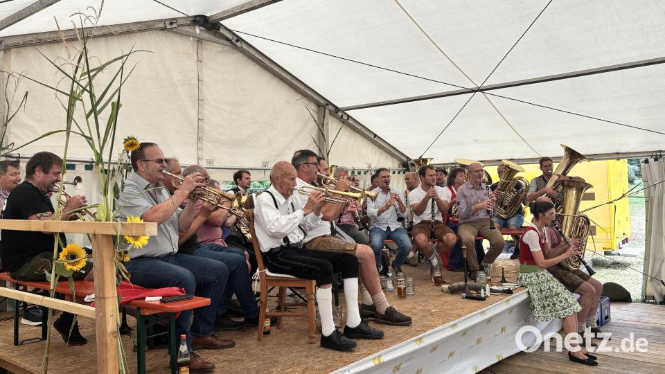 Vorne links, Willi Hafner, der älteste Musikant am Frühschoppen. Bild: Jürgen Leißner