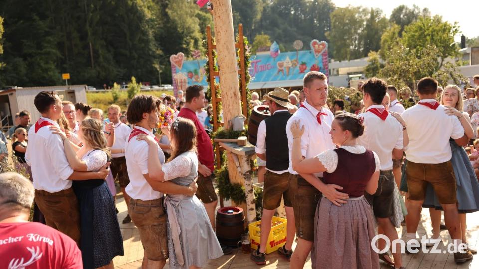 Bei hochsommerlichen Temperaturen hielten die Hirschbacher Kirwapaare durch. Bild: Jürgen Leißner