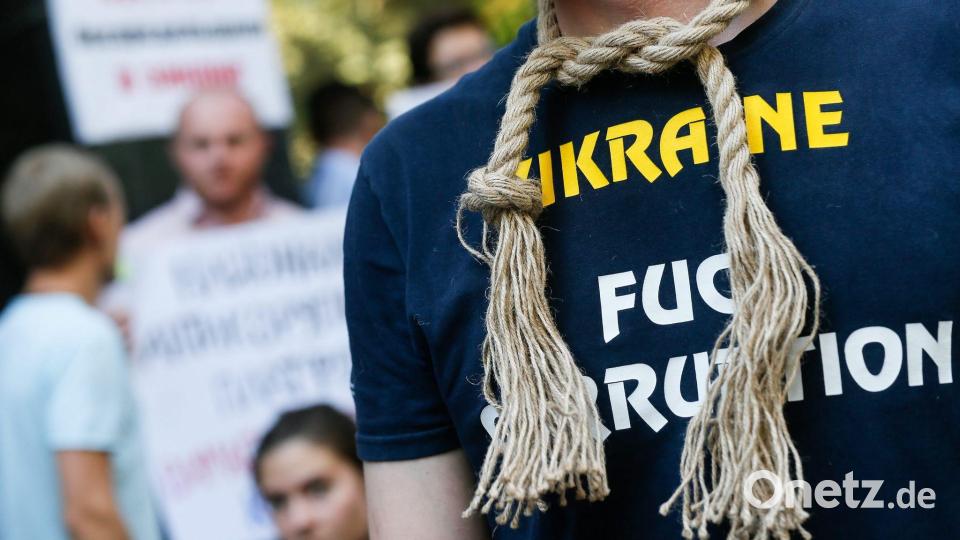 Zur Unterstützung der Anti-Korruptionskämpfer sind in der Ukraine immer wieder auch Demonstranten auf die Straße gegangen. (Archivbild) Bild: Sergey Dolzhenko/epa/dpa