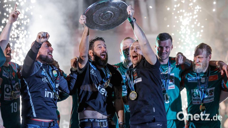 Meistertrainer Bennet Wiegert (m) möchte mit dem SC Magdeburg endlich auch den Supercup gewinnen. (Archivbild) Bild: Andreas Gora/dpa