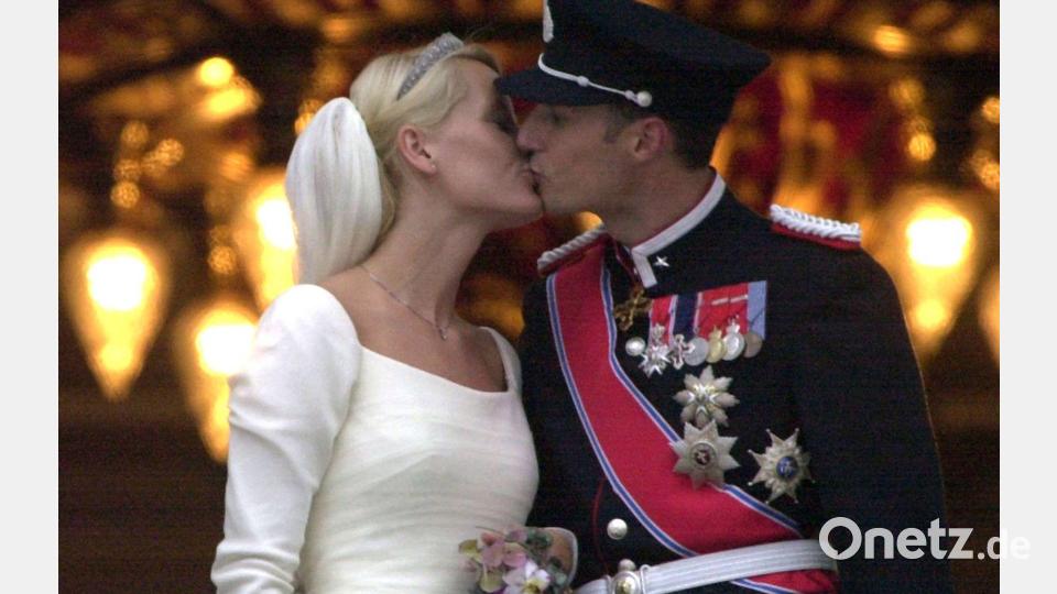 Märchenhochzeit in Norwegen: Vor 25 Jahren heirateten Kronprinz Haakon und Mette-Marit. (Archivbild) Bild: Martin Athenstädt / dpa