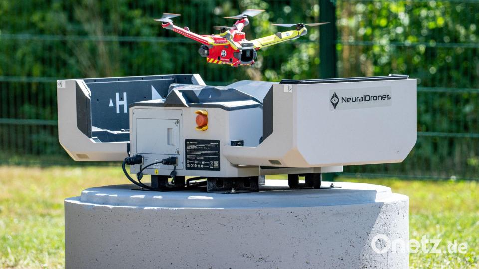 Eine Drohne landet in einem automatischen Hangar. Bild: Armin Weigel/dpa