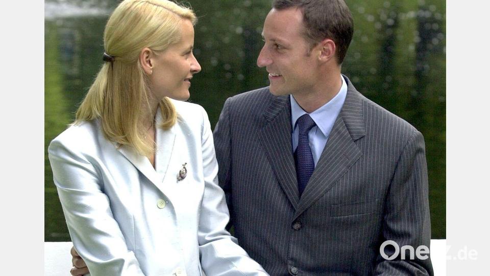 Schwer verliebt: Mette-Marit und Haakon kurz vor der Hochzeit. (Archivbild) Bild: Boris Roessler/dpa