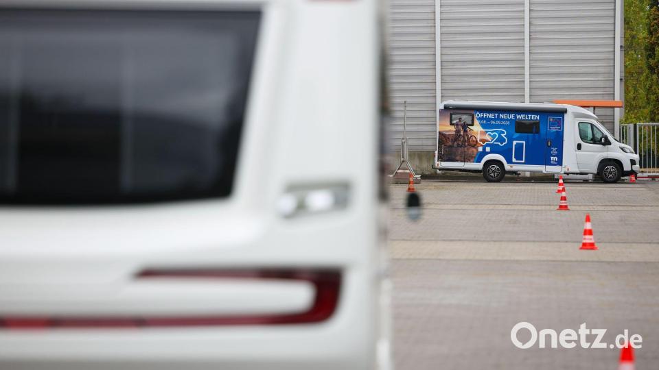 Erste Reisemobile und Wohnwagen sind bereits eingetroffen an den Düsseldorfer Messehallen, nächste Woche werden es noch deutlich mehr. Bild: Christoph Reichwein/dpa
