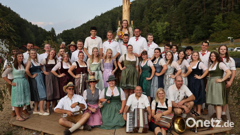 Die Hirschbacher Kirwapaare mit ihren Musikanten und dem neuen Oberkirwapaar. Bild: Jürgen Leißner