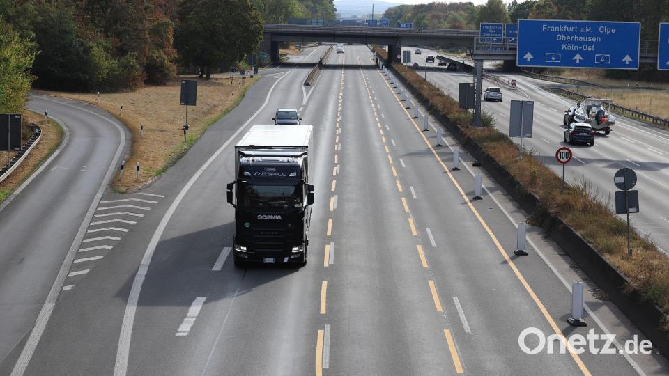 Fast alle Bundesländer haben das Fahrverbot für Lkw an Sonn- und Feiertagen vorübergehend aufgehoben. Bild: Sascha Thelen/dpa