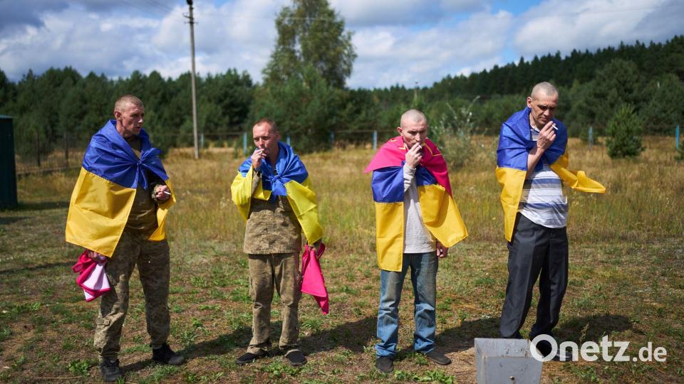 Ukrainische Soldaten rauchen nach einem Kriegsgefangenenaustausch zwischen Russland und der Ukraine. Bild: Francisco Seco/AP/dpa