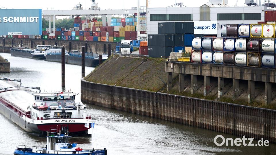 Niedrigwasser am Hafen: Die Kaimauer liegt meterhoch im Trockenen Bild: Bernd Thissen/dpa