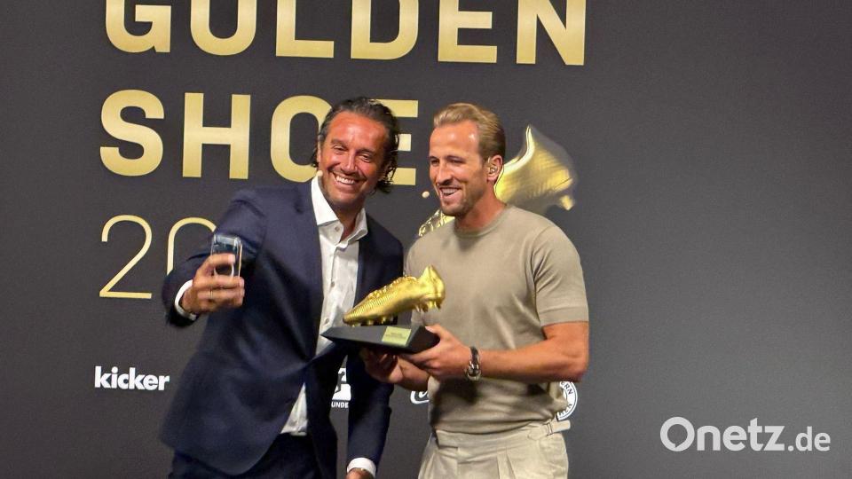 Hatten Spaß bei der Verleihung des Goldenen Schuh: Preisträger Harry Kane (rechts) und Laudator Luca Toni. Bild: Christoph Lother/dpa