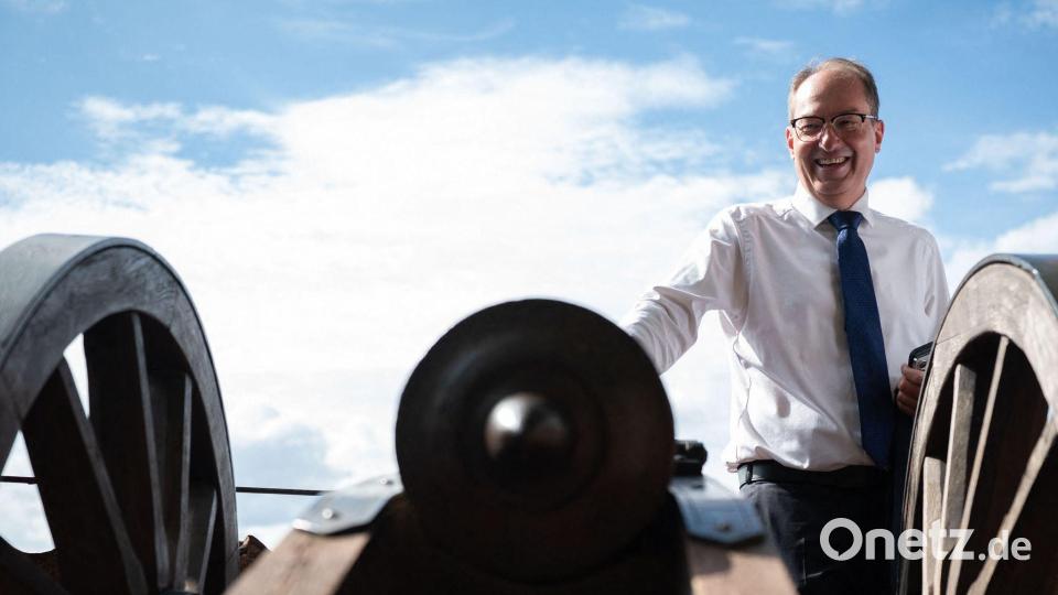 Innenminister Dobrindt steht auf der Wartburg an einer Kanone. Bild: Katharina Kausche/dpa