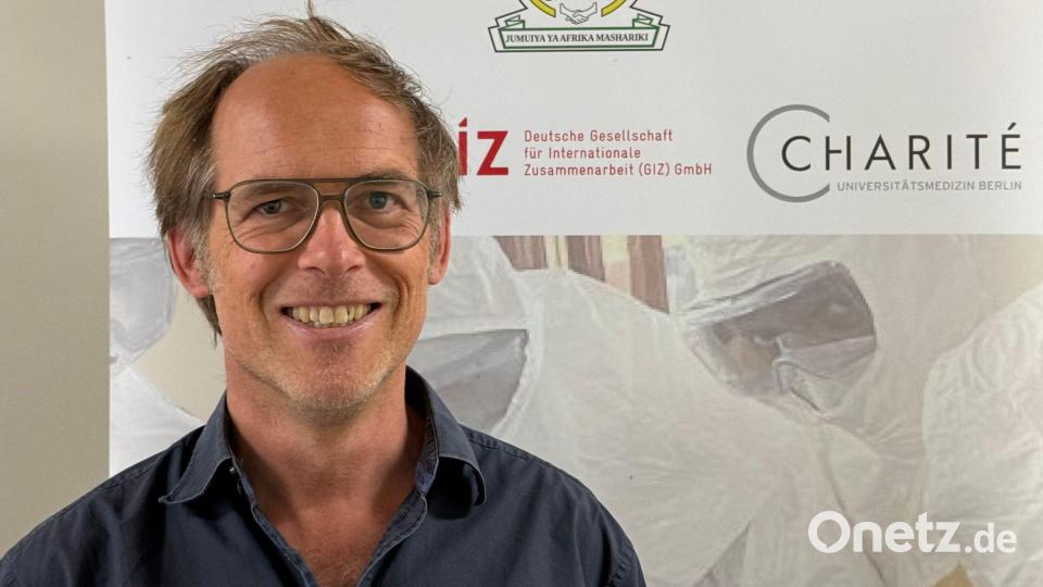 Dem Berliner Infektiologen Maximilian Gertler macht insbesondere die Zahl unentdeckter Fälle und das Auftreten von Ebola in entlegenen Regionen Sorgen. (Archivbild) Bild: Eva Krafczyk/dpa