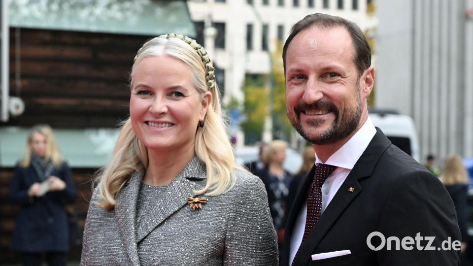 Kronprinz Haakon und Kronprinzessin Mette-Marit halten seit 25 Jahren fest zusammen. (Archivbild) Bild: Jens Kalaene/dpa