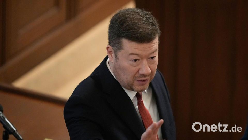Der Vorsitzende des tschechischen Abgeordnetenhauses, Tomio Okamura, trifft zu einer Debatte im Parlament ein. (Archivbild) Bild: Petr David Josek/AP/dpa