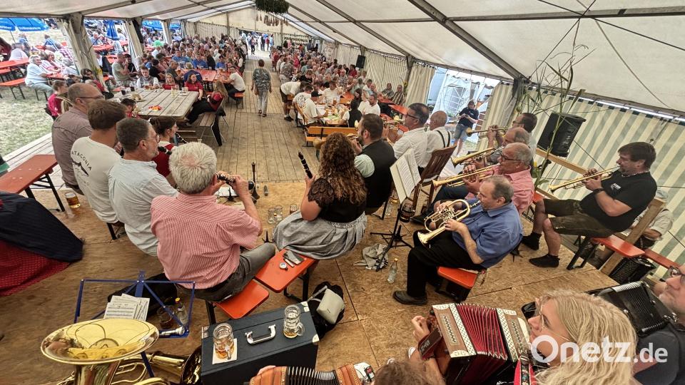31 Musiktanen und ein volles Zelt am Montagmorgen um 10 Uhr. Bild: Jürgen Leißner