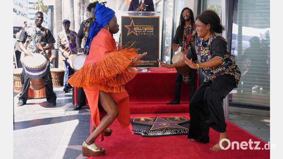 Trommeln und Tänze auf dem Walk of Fame. Bild: Chris Pizzello/Invision/AP/dpa