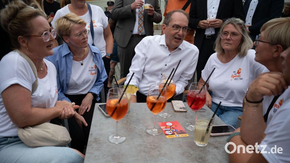 Die Freundinnen, die sich regelmäßig treffen, nehmen Bundesinnenminister Alexander Dobrindt (CSU) in ihre Mitte. Bild: Katharina Kausche/dpa pool/dpa