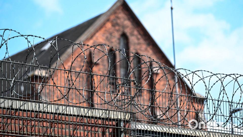 In der JVA Bremen sollen Bedienstete Drogen und Lebensmittel für Inhaftierte geschmuggelt haben. Bild: Sina Schuldt/dpa