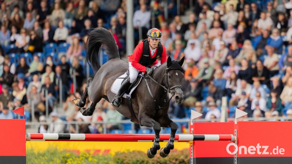 Der deutsche Reiter Marcus Ehning überspringt bei der Weltmeisterschaft auf seinem Pferd Coolio 42 ein Hindernis. Bild: Rolf Vennenbernd/dpa