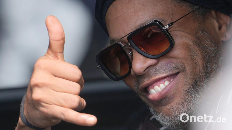 Ronaldinho ist gut drauf. Bild: Luca Bruno/AP/dpa