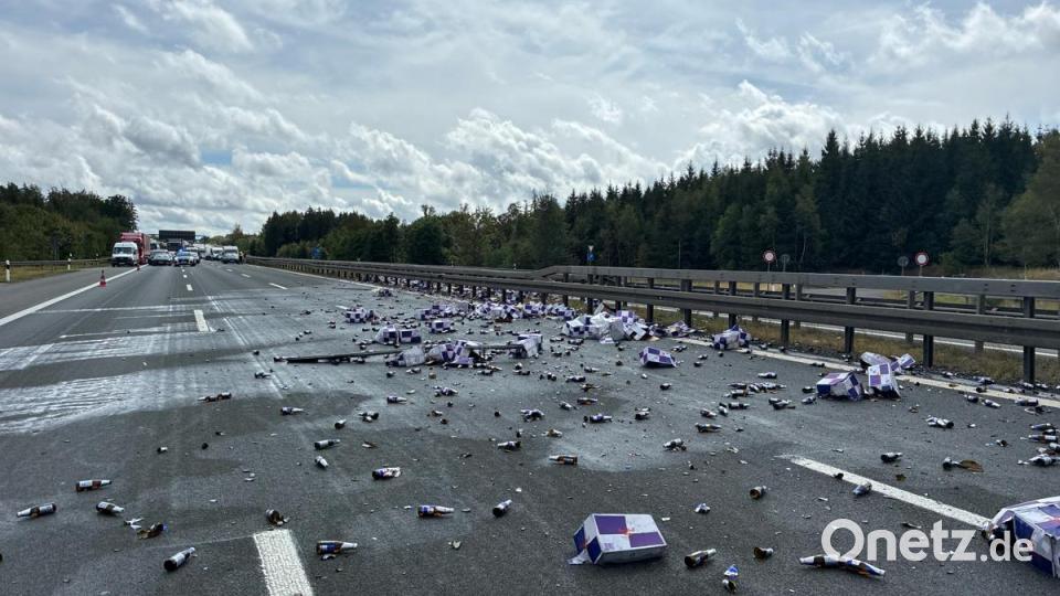 Nach einem Lastwagenunfall auf der A 9 bei Leupoldsgrün bleibt die Fahrbahn Richtung Berlin gesperrt. Bild: VPI Hof