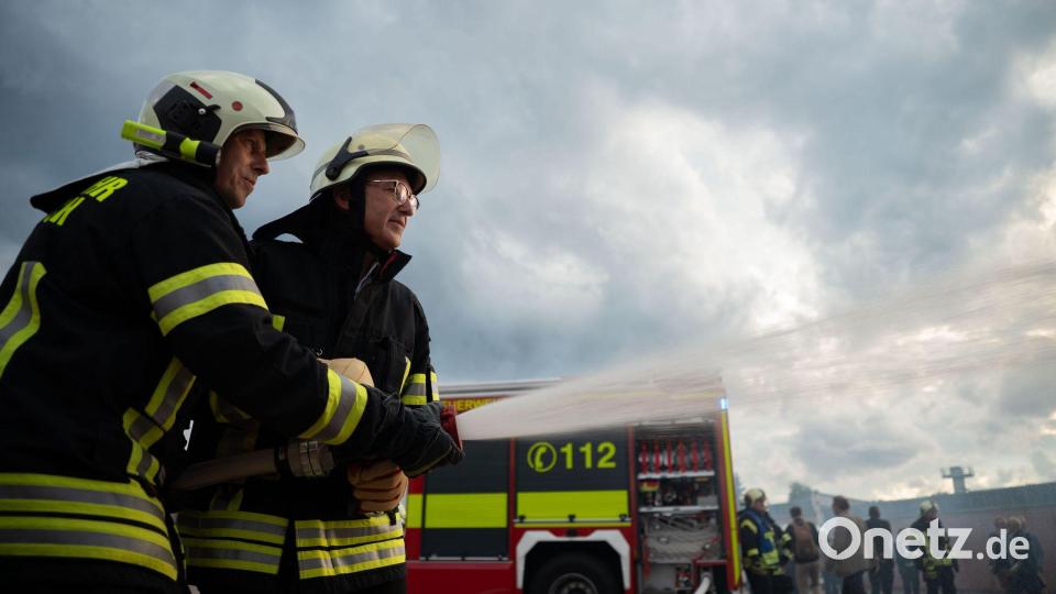 Der Bundesinnenminister übt mit der Feuerwehr. Bild: Katharina Kausche/dpa pool/dpa