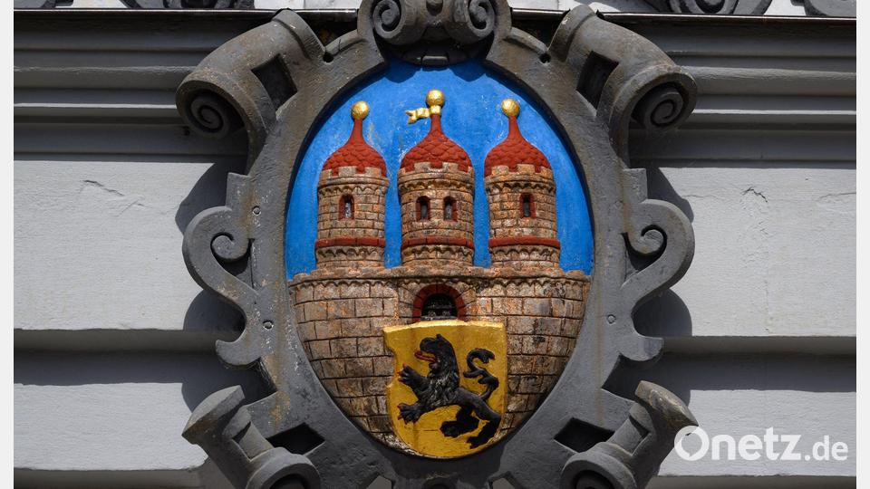 Das Stadtwappen von Freiberg. Die Stadt mit mehr als 40.000 Einwohnern hat eine lange Bergbautradition. (Symbolbild) Bild: Hendrik Schmidt/dpa
